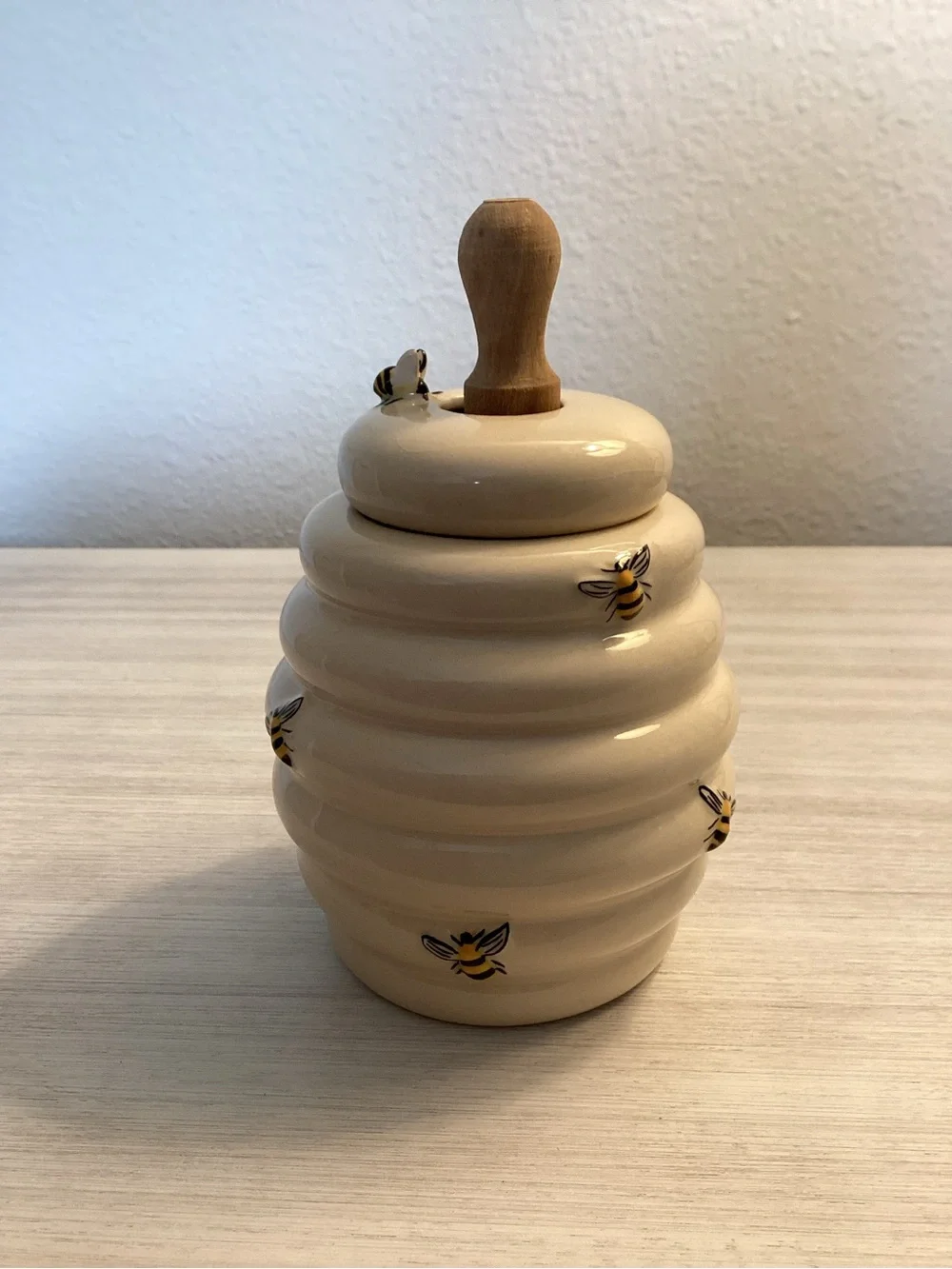 Harry & David Bumble Bee Hive Ceramic Honey Pot  w/ Wood  Dipper 5” - IEC